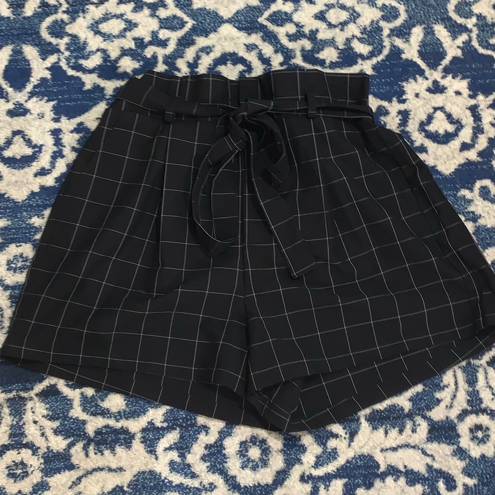 3/$15 Black grid flowy shorts!